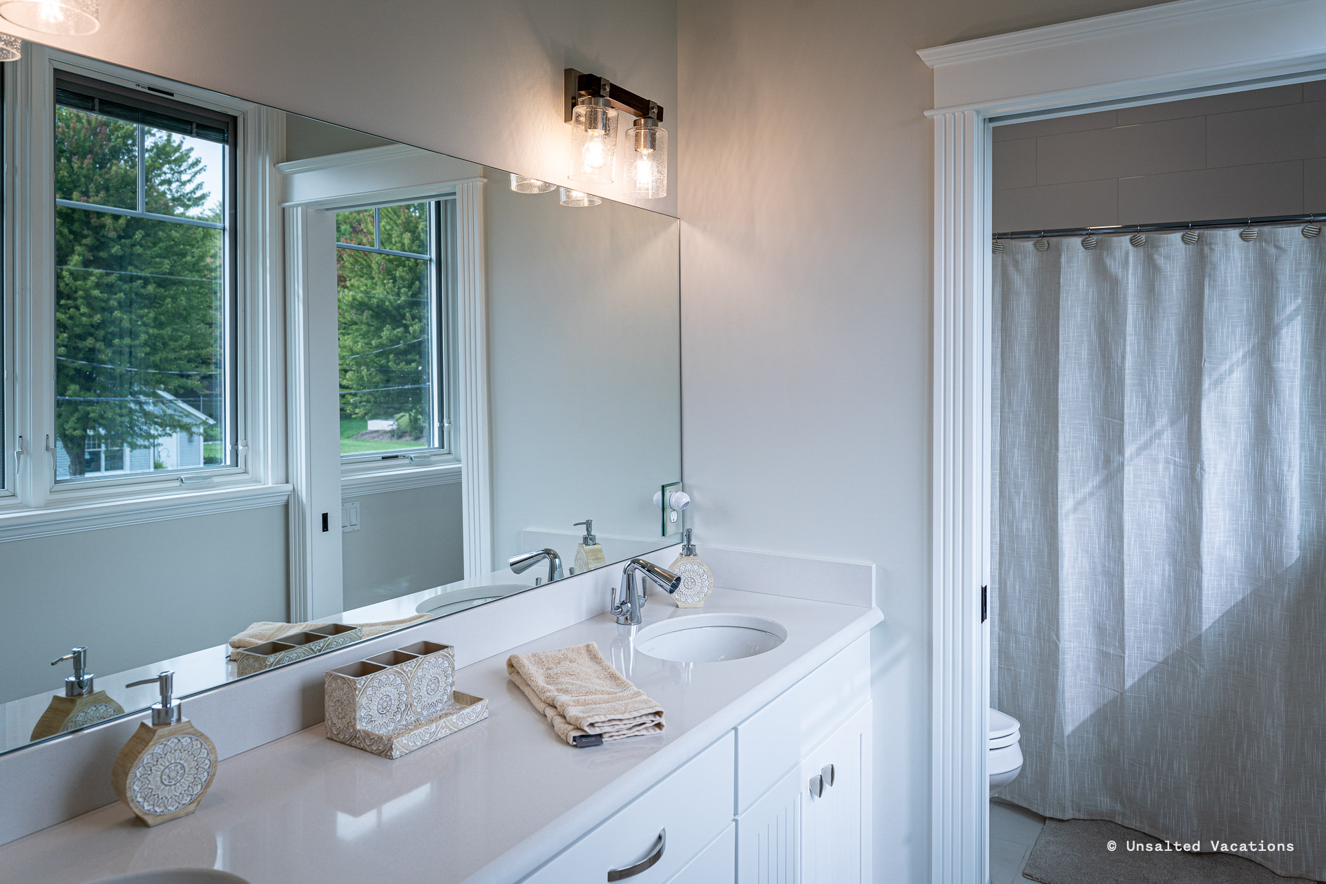 Guest Bedroom Bath w/ Tub-Shower Combo