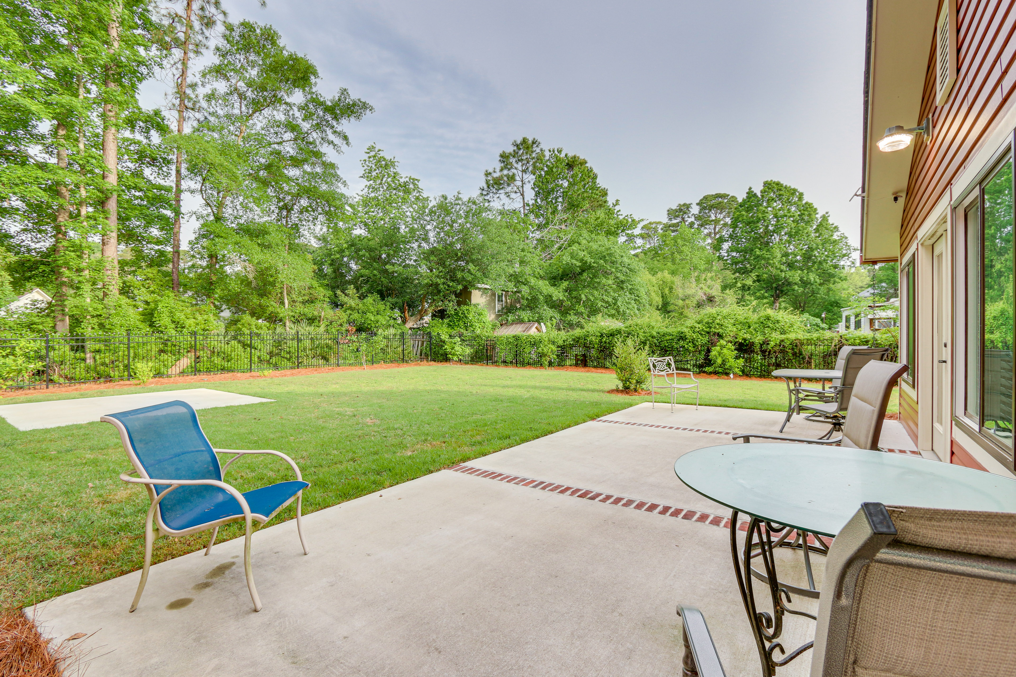 Charming Bluffton Vacation Home w/ Smart TVs!