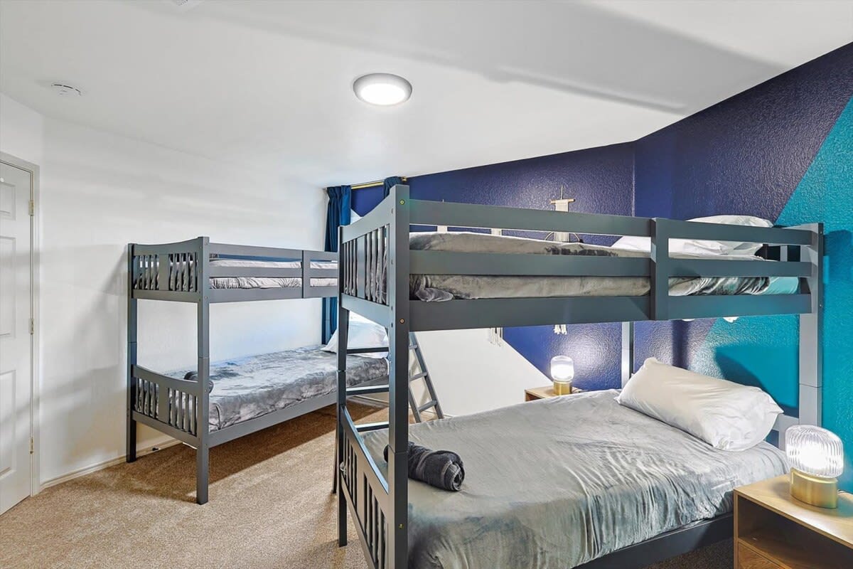 Whether you prefer the top bunk or the bottom bunk, this bedroom’s double bunk beds offer double the choice!