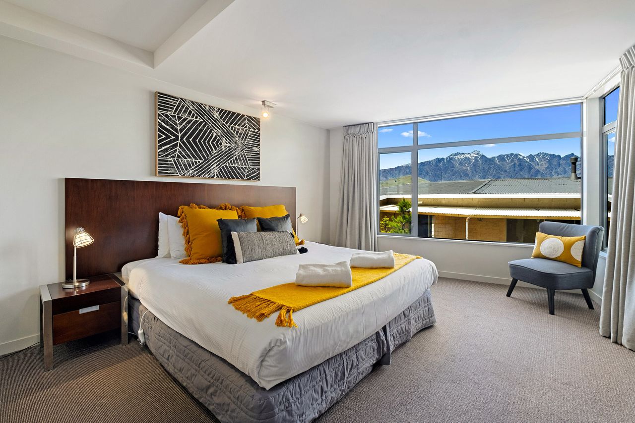 Property Image 2 - Comfortable Family Holiday Apartment with Views of Lake Wakatipu and The Remarkables