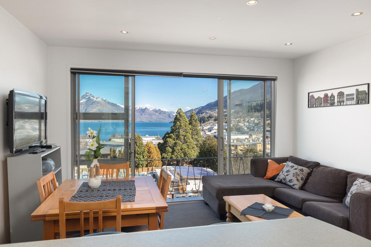 Property Image 2 - Comfortable Bungalow with Lake Wakatipu Views 
