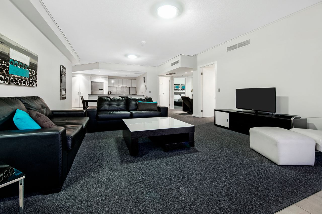 Property Image 2 - Large, modern 3 bedroom apartment with City Views