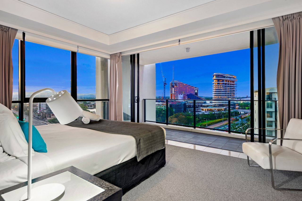 Property Image 2 - Spacious and modern 3 bed apartment in central Broadbeach @ Sierra Grand
