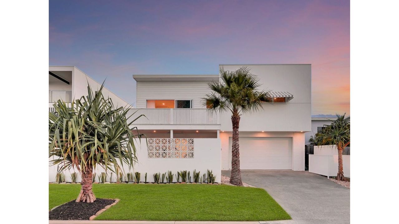 Property Image 1 - Palms Springs Inspired Beachhouse in Kingscliff with High Ceilings and Plungepool