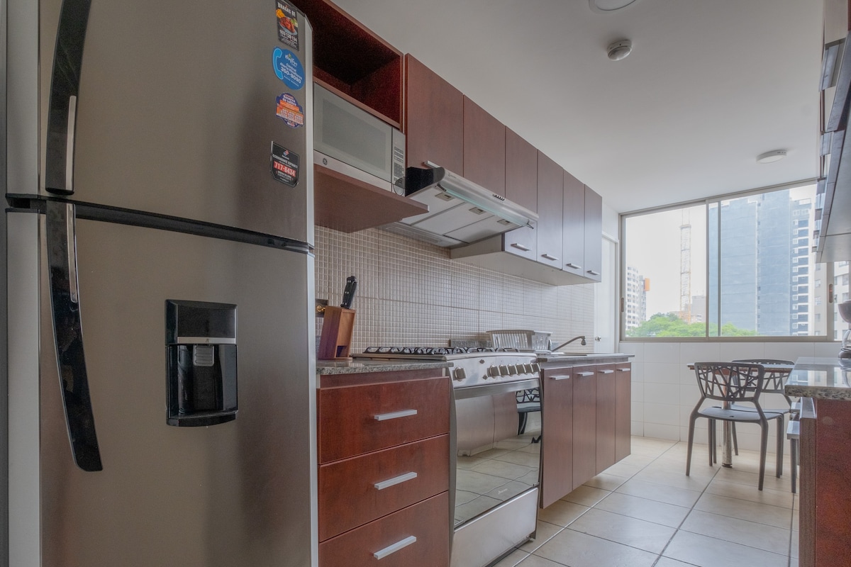Spacious 3 Bedrooms Apartment with Parking 