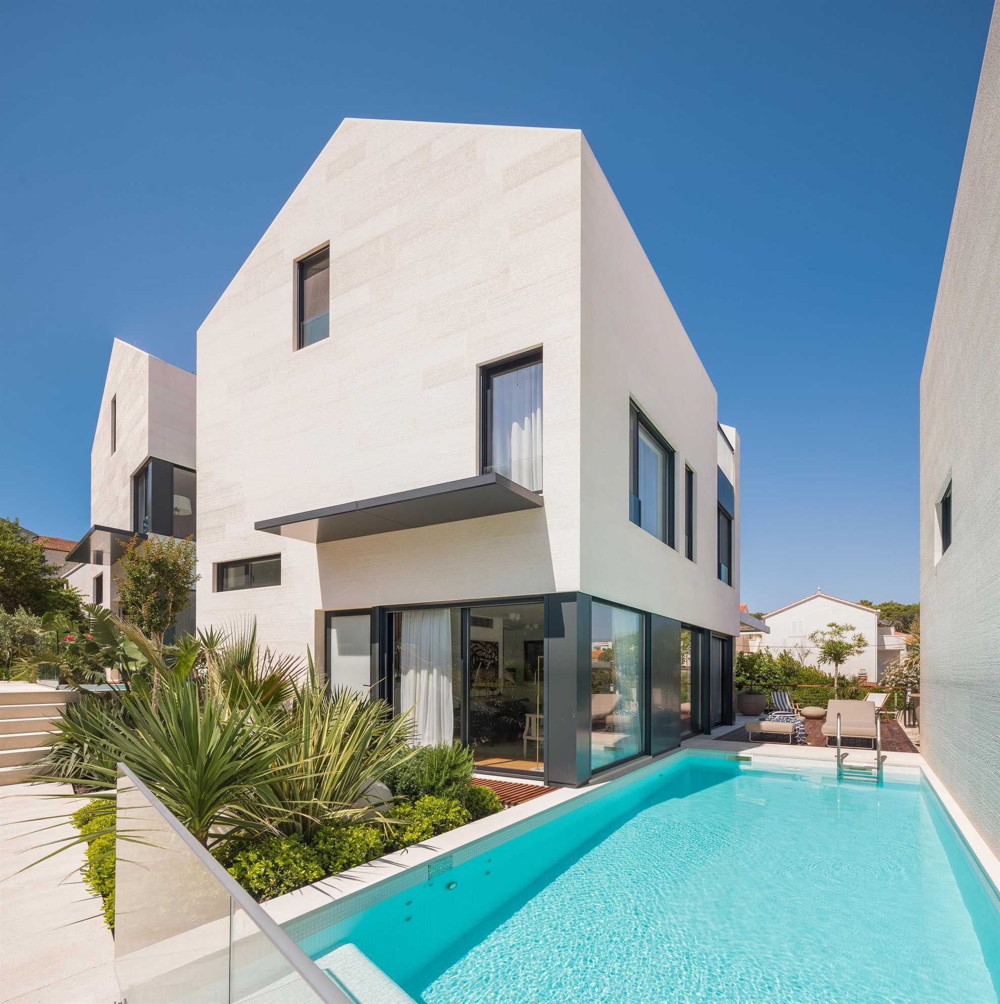 Property Image 2 - Elegant Contemporary Beachfront Villa on Brac Island