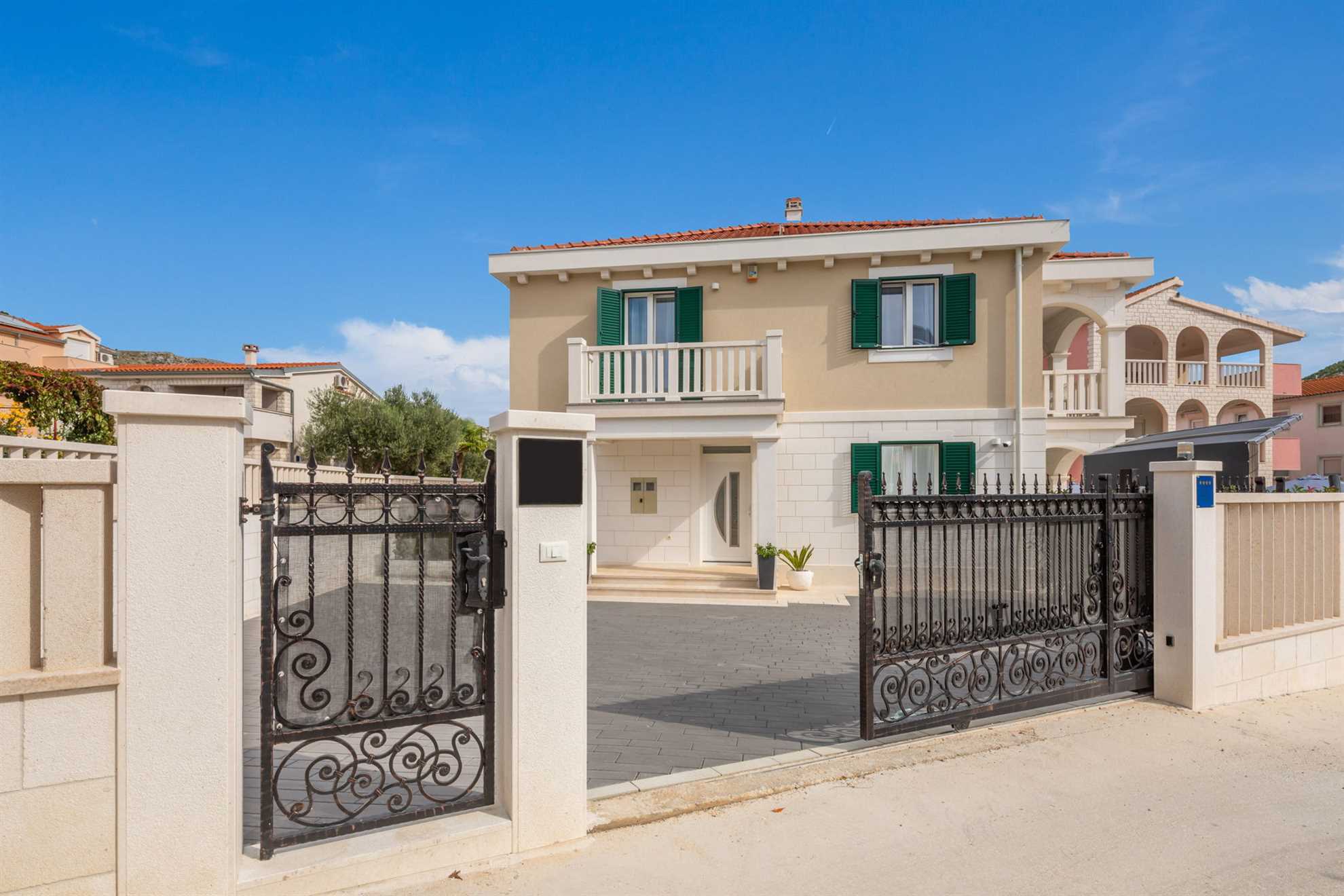 Property Image 2 - Classic Spacious Villa with Terrace and Parking