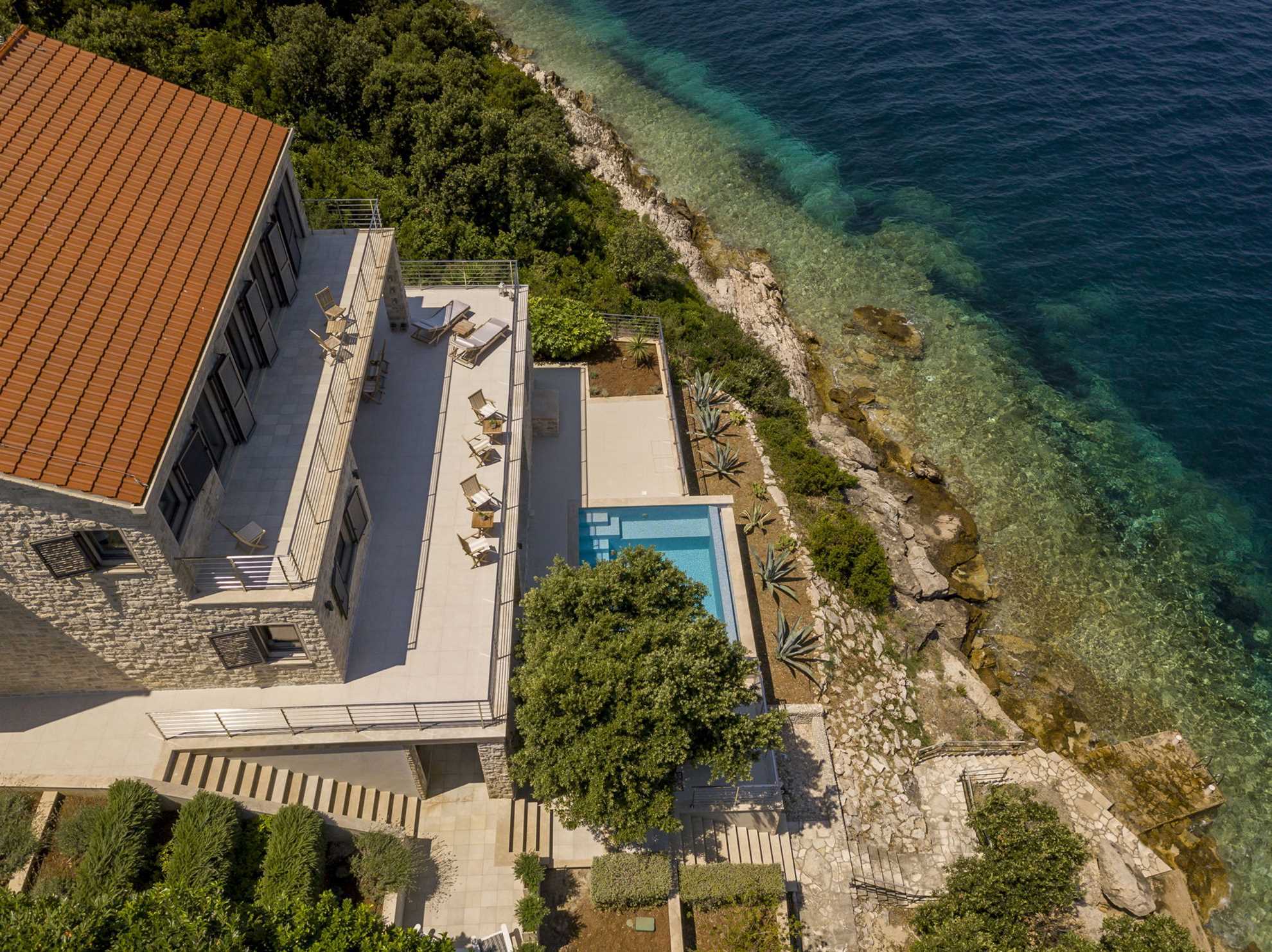 Property Image 2 - Stunning Beachfront Villa with Heated Infinity Pool