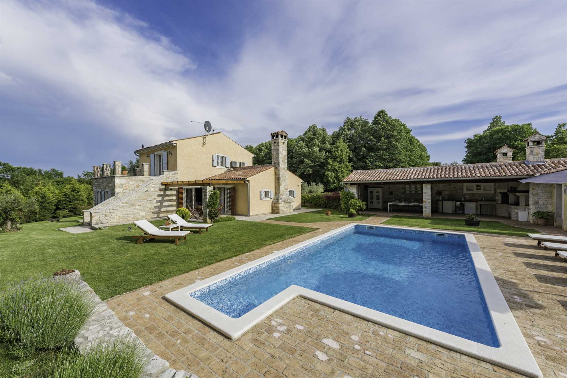 Property Image 2 - Spacious Lovely Villa with Summer Kitchen & Pool