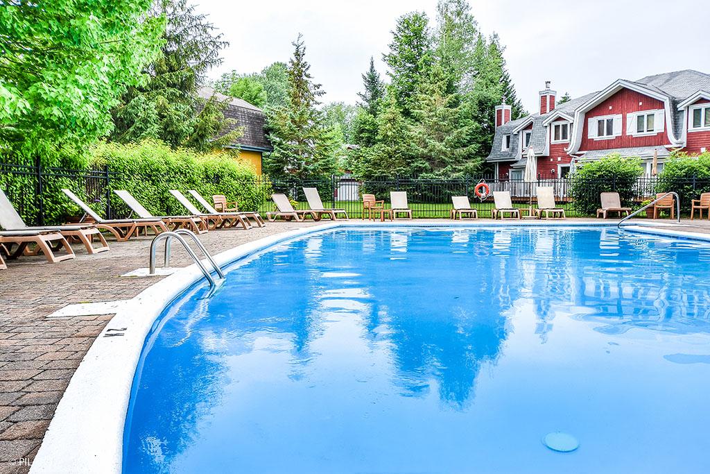 Property Image 2 - Townhouse on the Golf with Pool Access - Borealis 214 | Free shuttle to Tremblant Resort