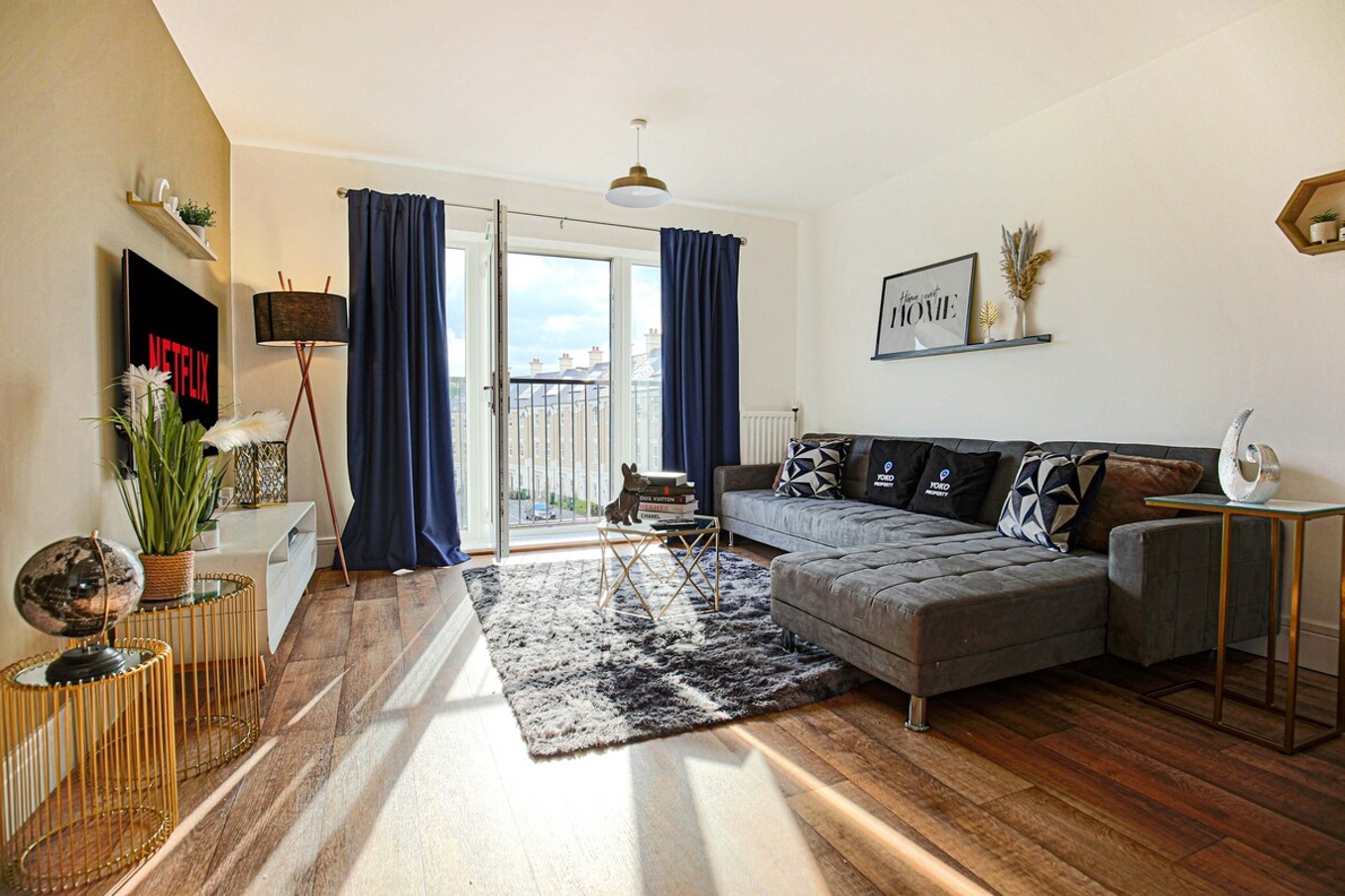 Property Image 2 - 🌟Luxury Apartment with SmartTV, Balcony & Parking🌟