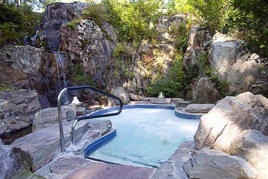 Property Image 2 - Tremblant Les Eaux - 2 Bedrooms with Pool and Hot Tub Access, near Pedestrian Village - The Zig Zag