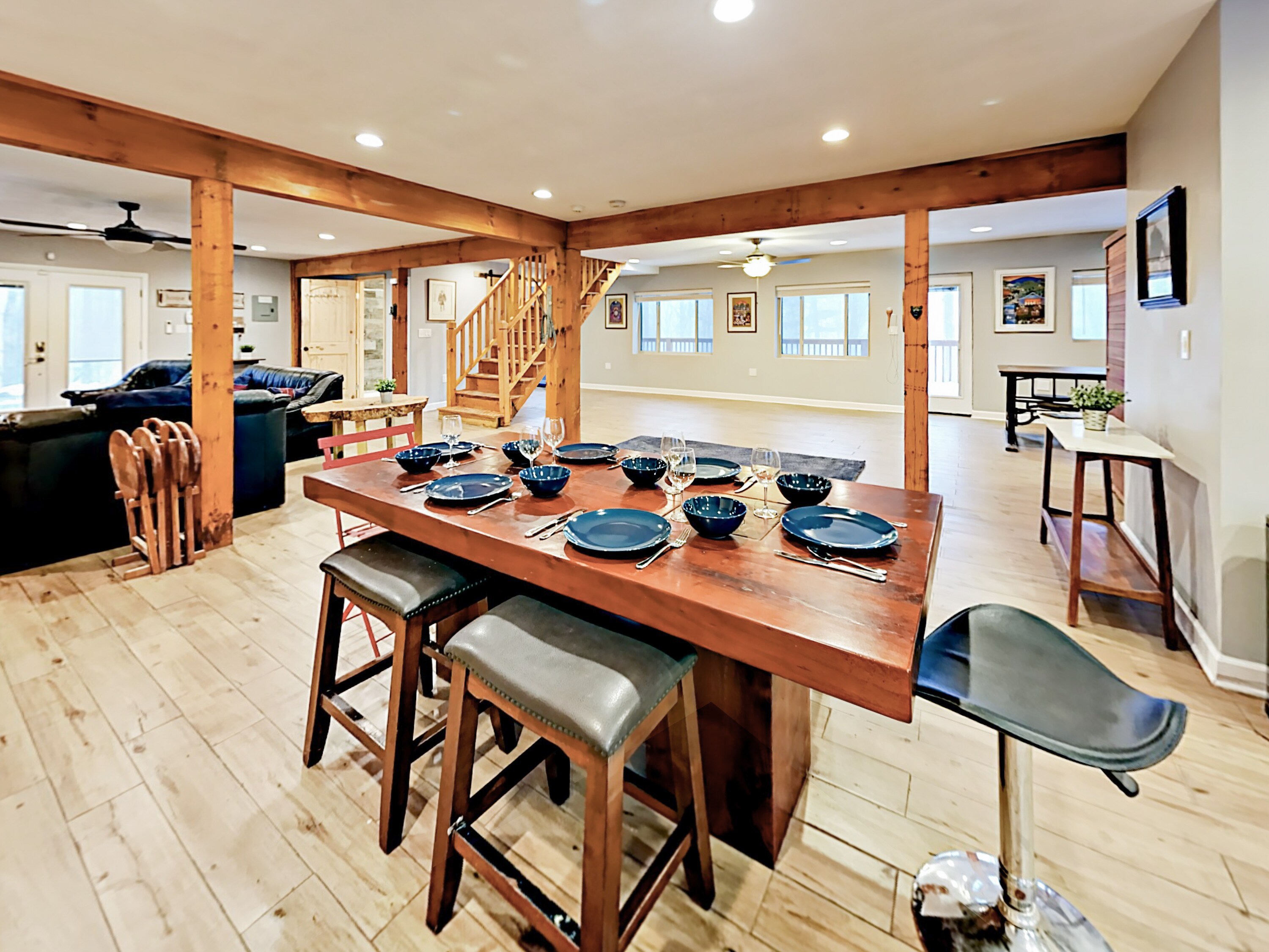 When it's time to eat, gather around the 6-person dining table for family meals.
