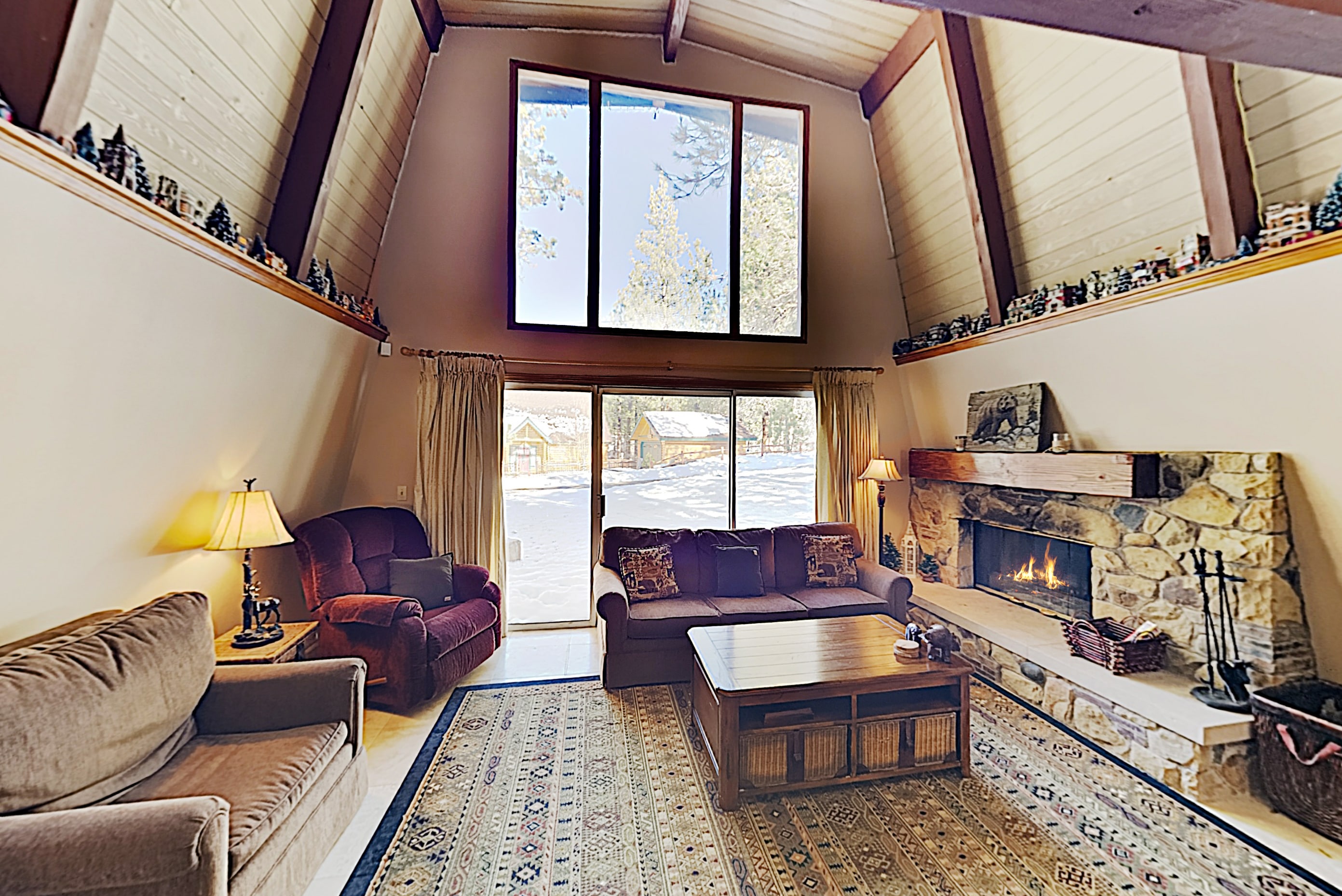 Cozy Bungalow w/ Fireplace, Minutes to Skiing! Home