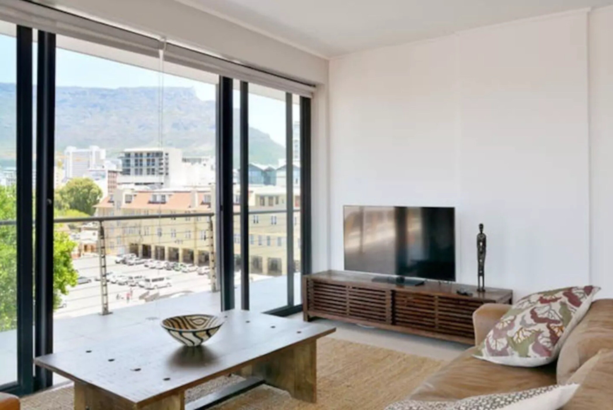 Property Image 1 - Newly renovated apartment located with views of the harbour and Table Mountain.