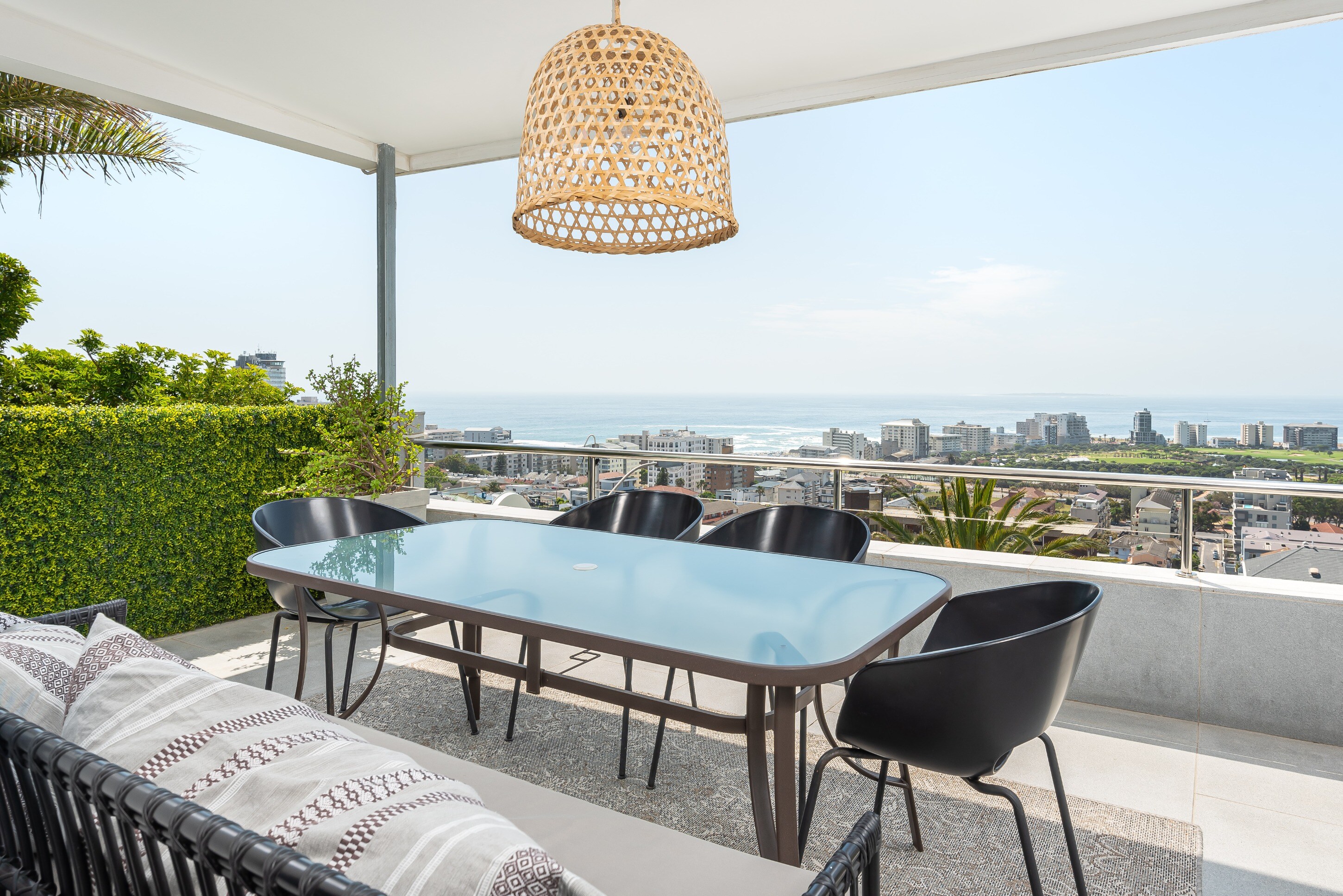 Property Image 1 - Trendy Flat Located High Up in Trendy Green Point