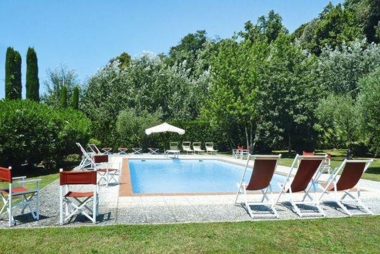 Property Image 2 - Stunning 5-bed Villa with Garden and Pool