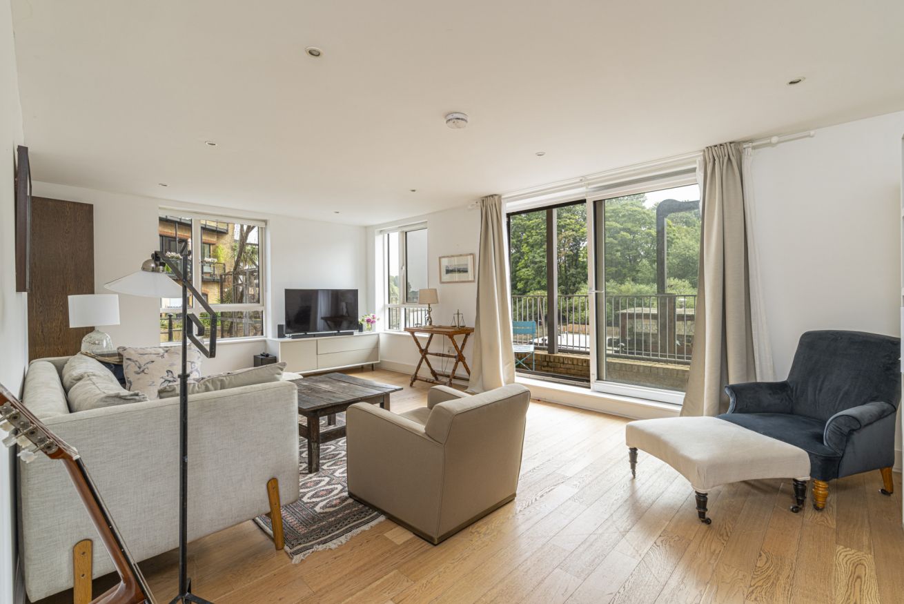 Property Image 1 - Stylish 2-bed flat w/ waterside balcony in Richmond, South West London