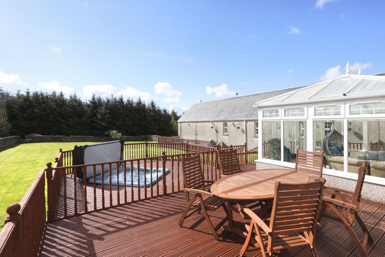 Property Image 2 - Greenknowes Estate With Hot Tub and Bar