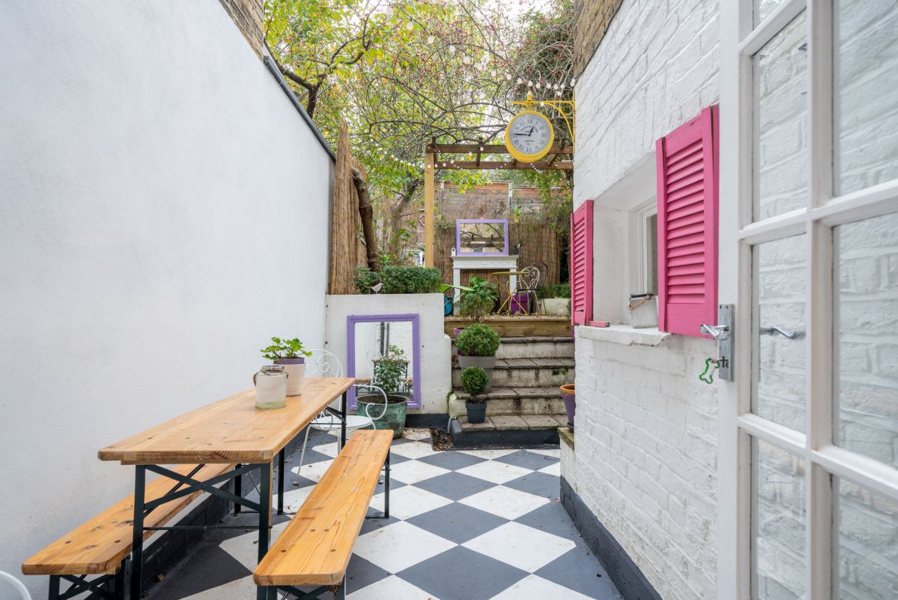 Property Image 1 - Stylish 1-bed flat w/ private courtyard in Shepherd’s Bush, West London