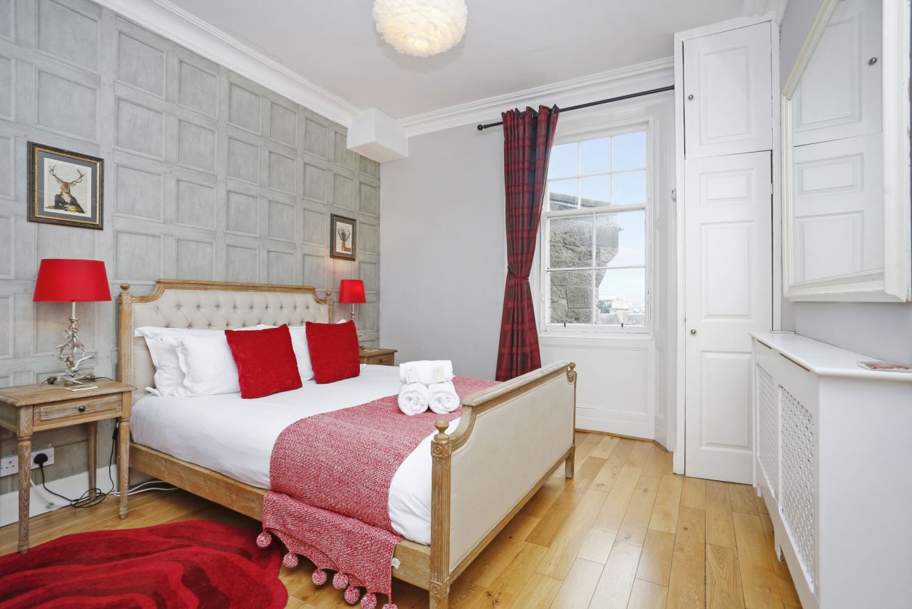 Property Image 2 - Stunning 1 bed flat near Edinburgh Castle