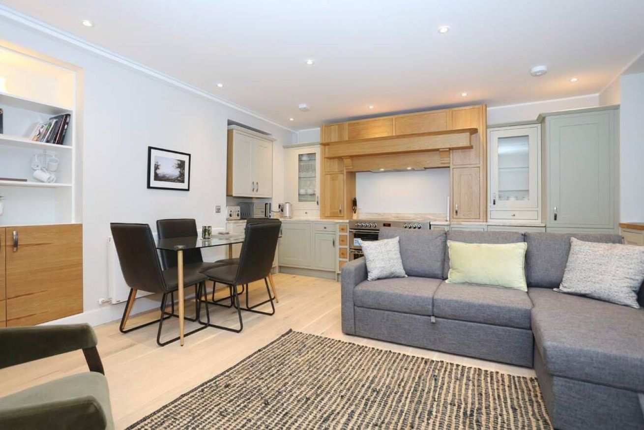 Property Image 1 - Modern&Airy flat on the Historic Royal Mile