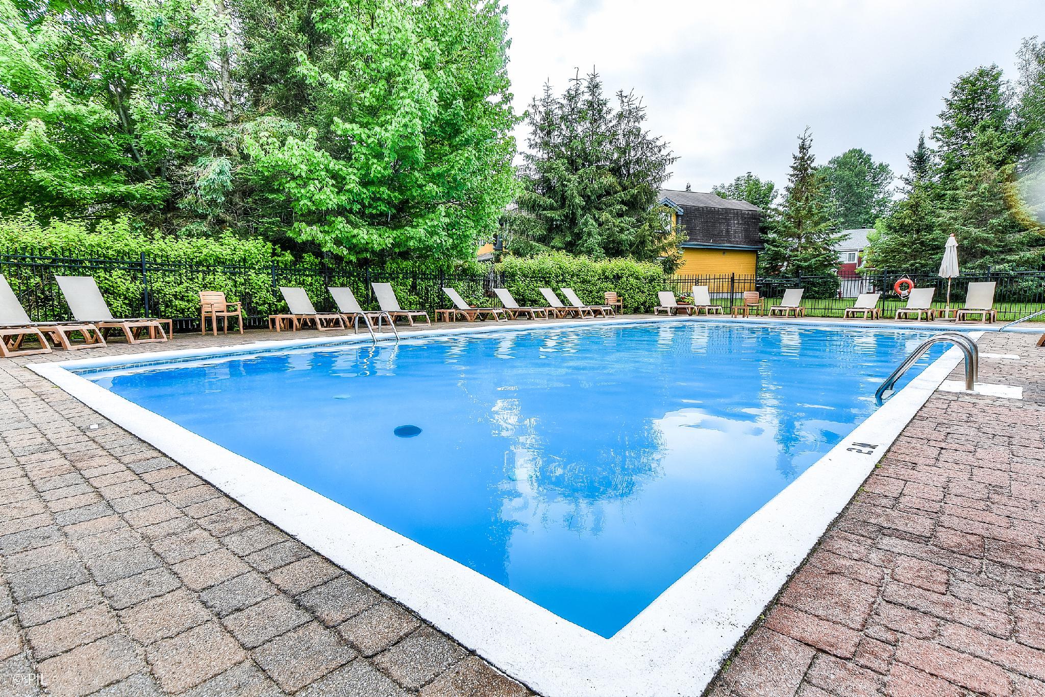 Property Image 2 - Townhouse on the Golf with Pool Access - Borealis 174 | Free shuttle to Tremblant Resort