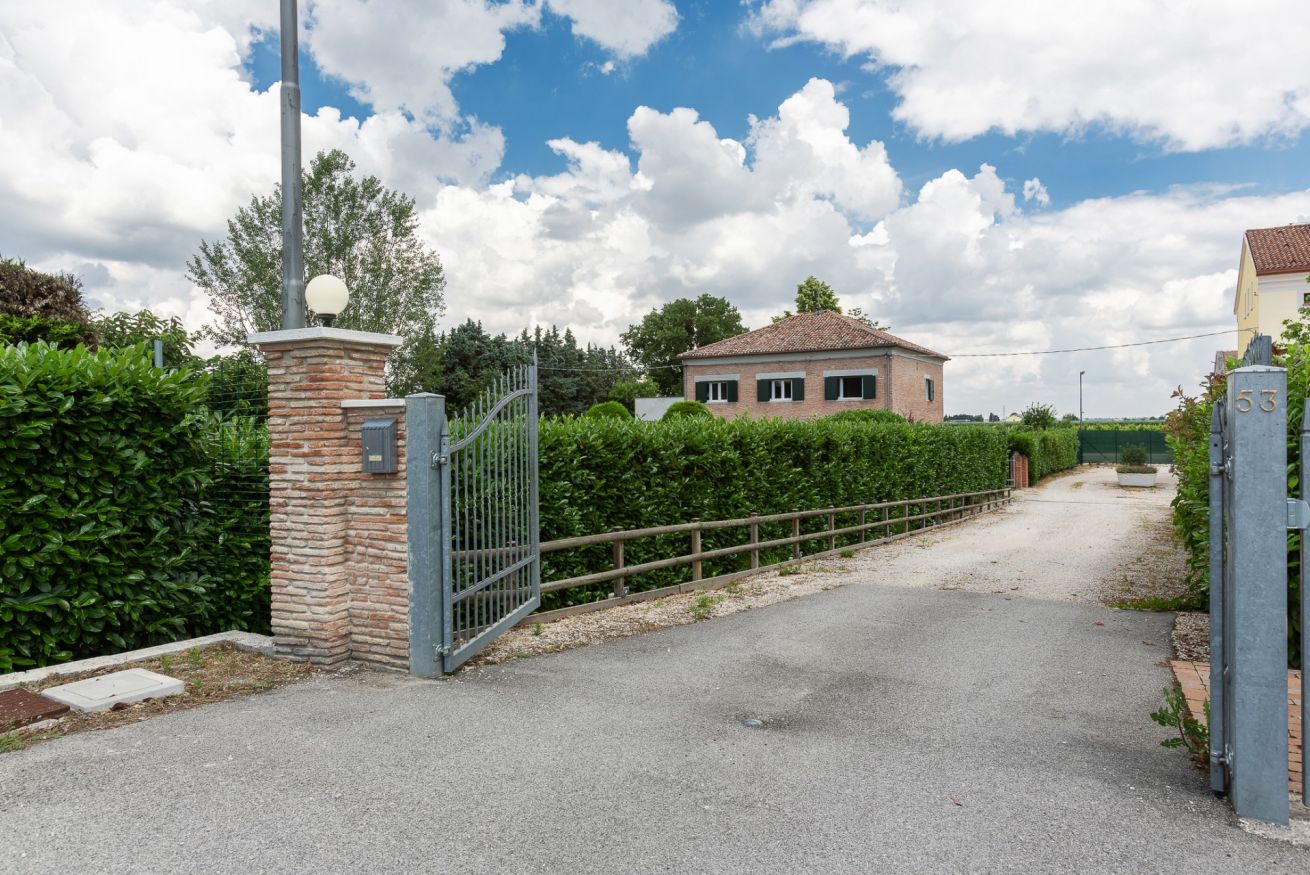 Property Image 2 - Quiet Lovely Countryside Villa with Garden in Ferrara