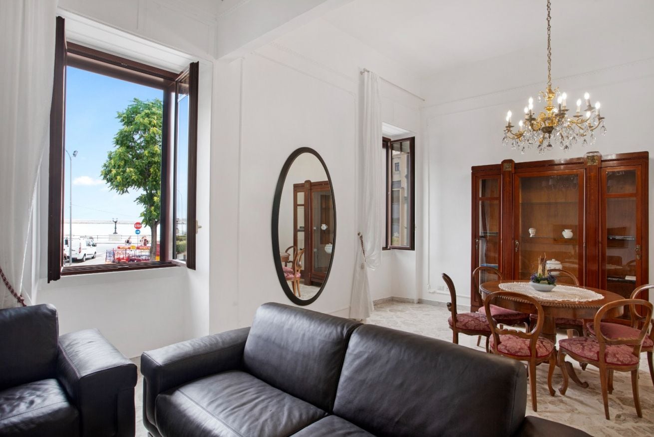 Property Image 2 - Sophisticated 1930s Flat close to the Shopping Streets