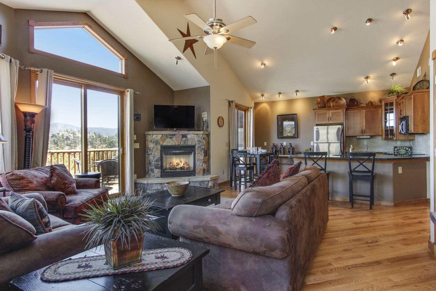The Twin Owls 21A - Enter into this beautiful open space. Living room with comfy seating area, fireplace, flat screen TV and open full kitchen with breakfast bar. 