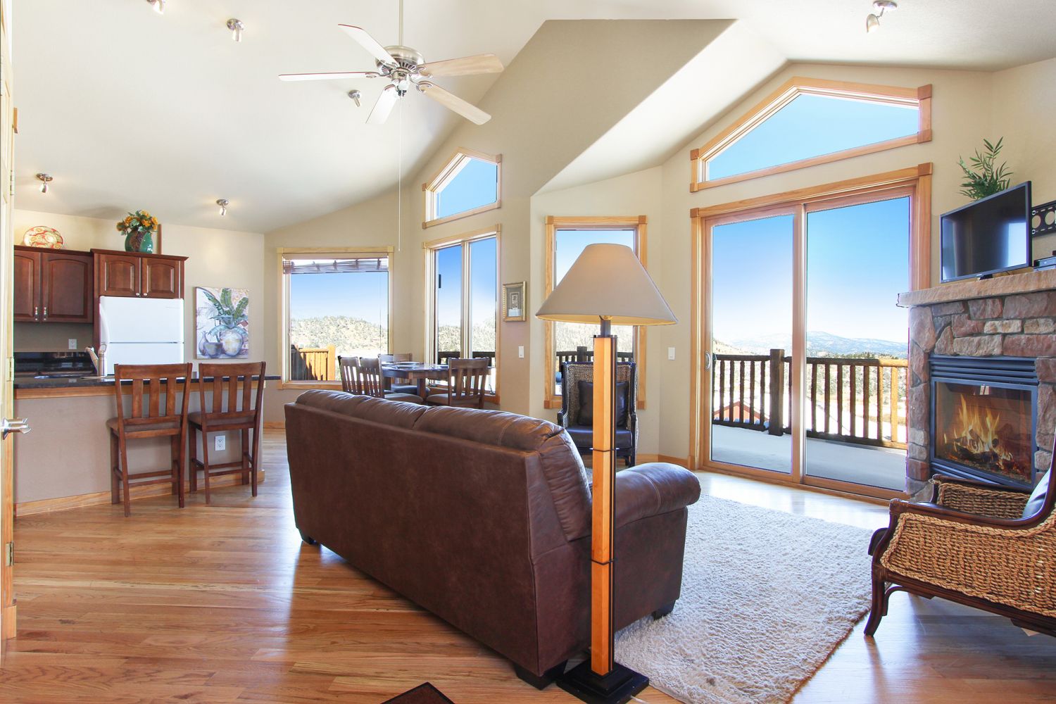 Watanga Mountain 15A - Enter into the living room and enjoy the open plan living areas.