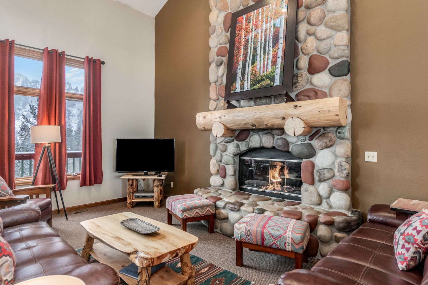 Estes Escape - Living room with gas fireplace and flat screen TV