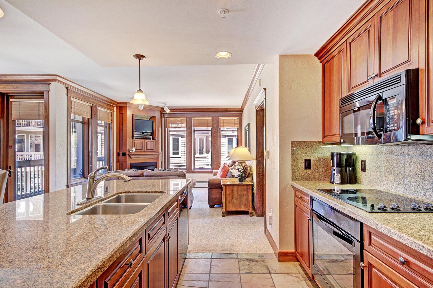 Beautiful Fully Equipped Kitchen - Granite Counters and Appliances