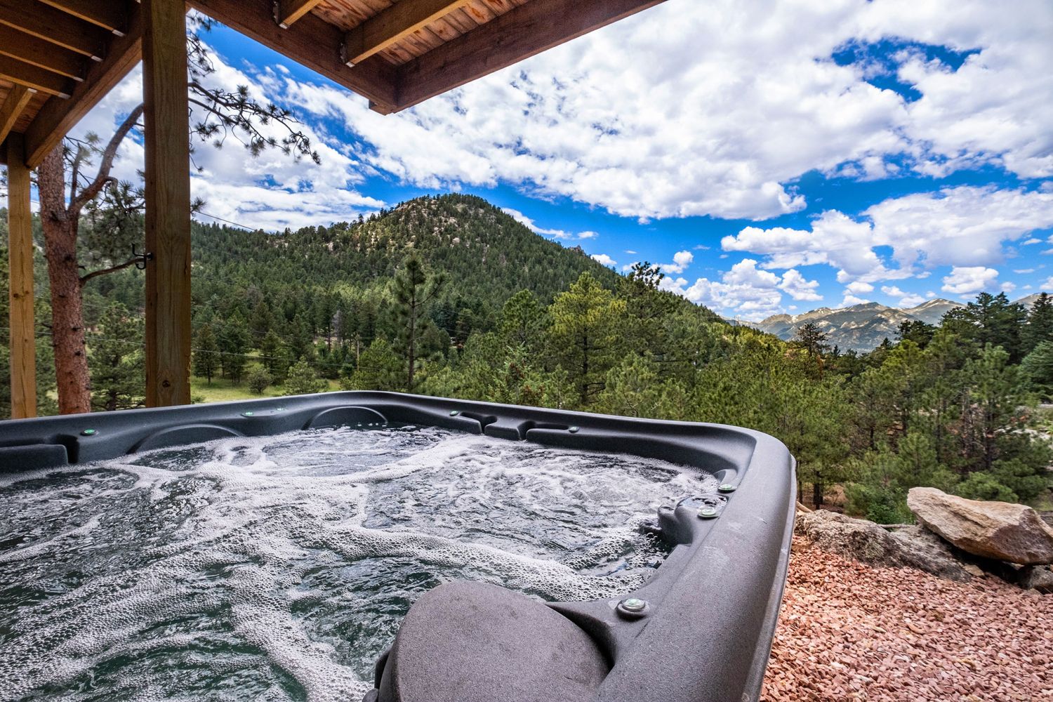 Eldondale - Hot tub with a mountain view