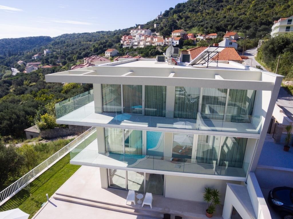 Property Image 2 - Grandiose Glass Villa with Contemporary Interior