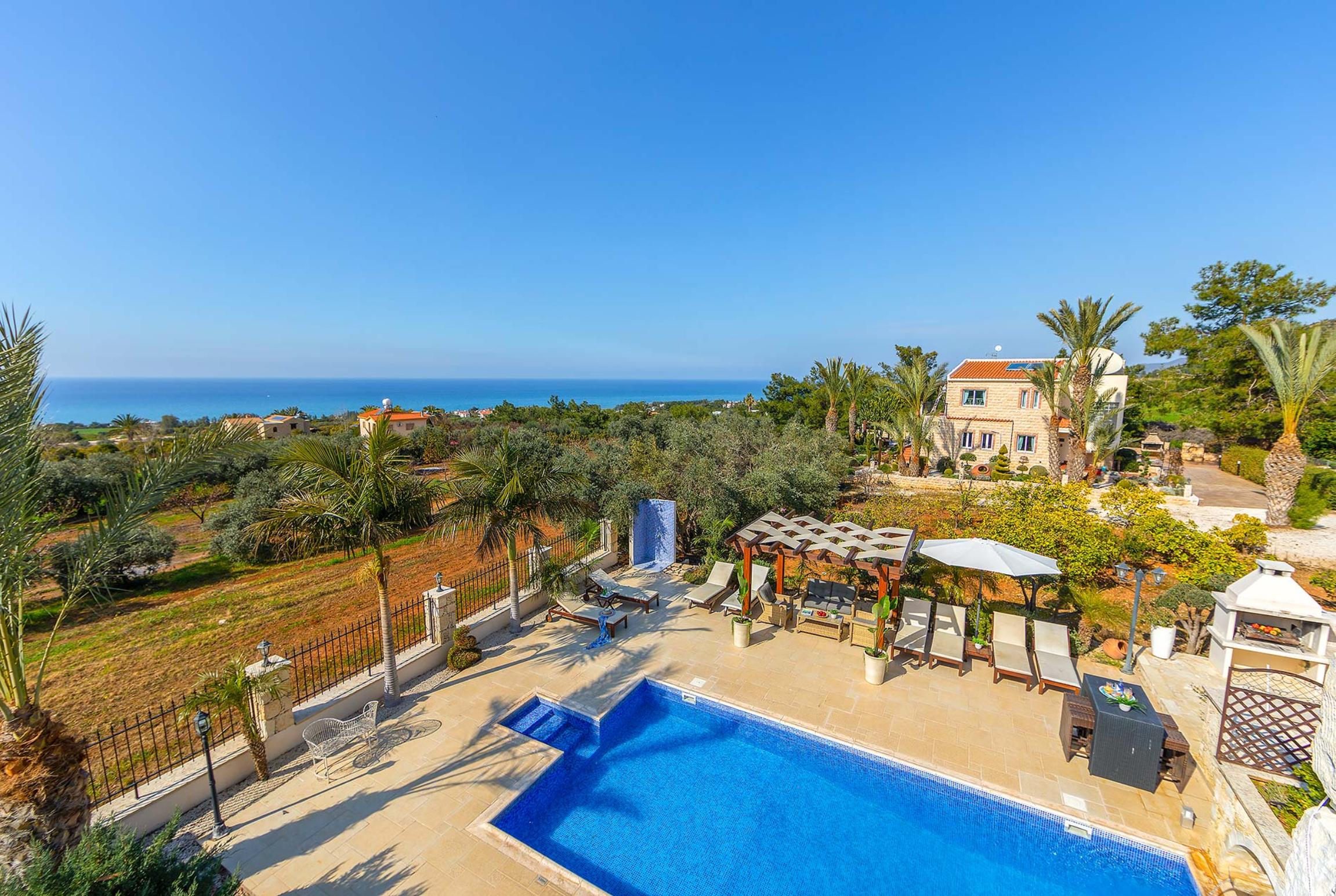 Property Image 2 - Stunning villa with pool overlooking sea views
