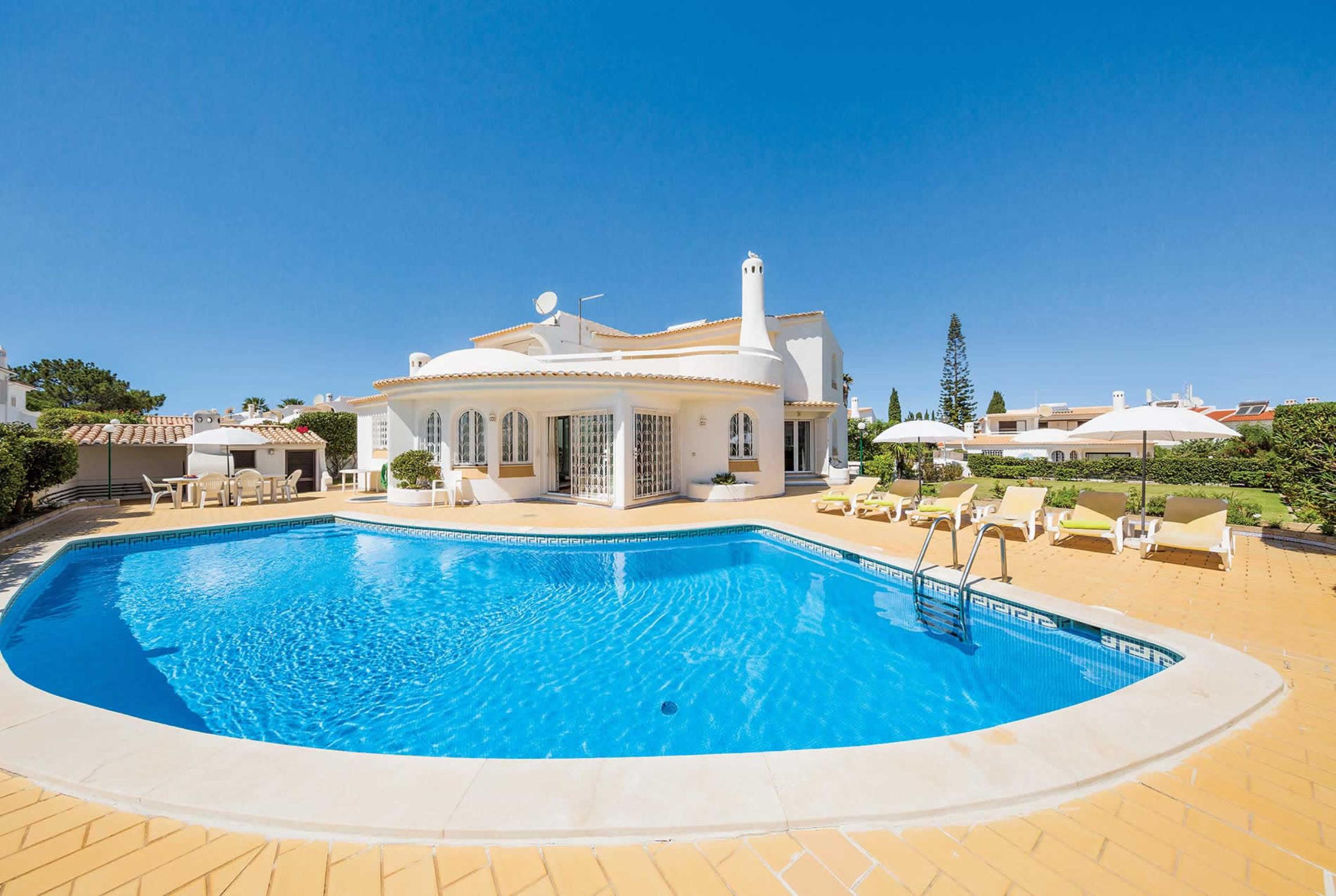 Property Image 1 - Spacious 3 bed villa near Castelo beach