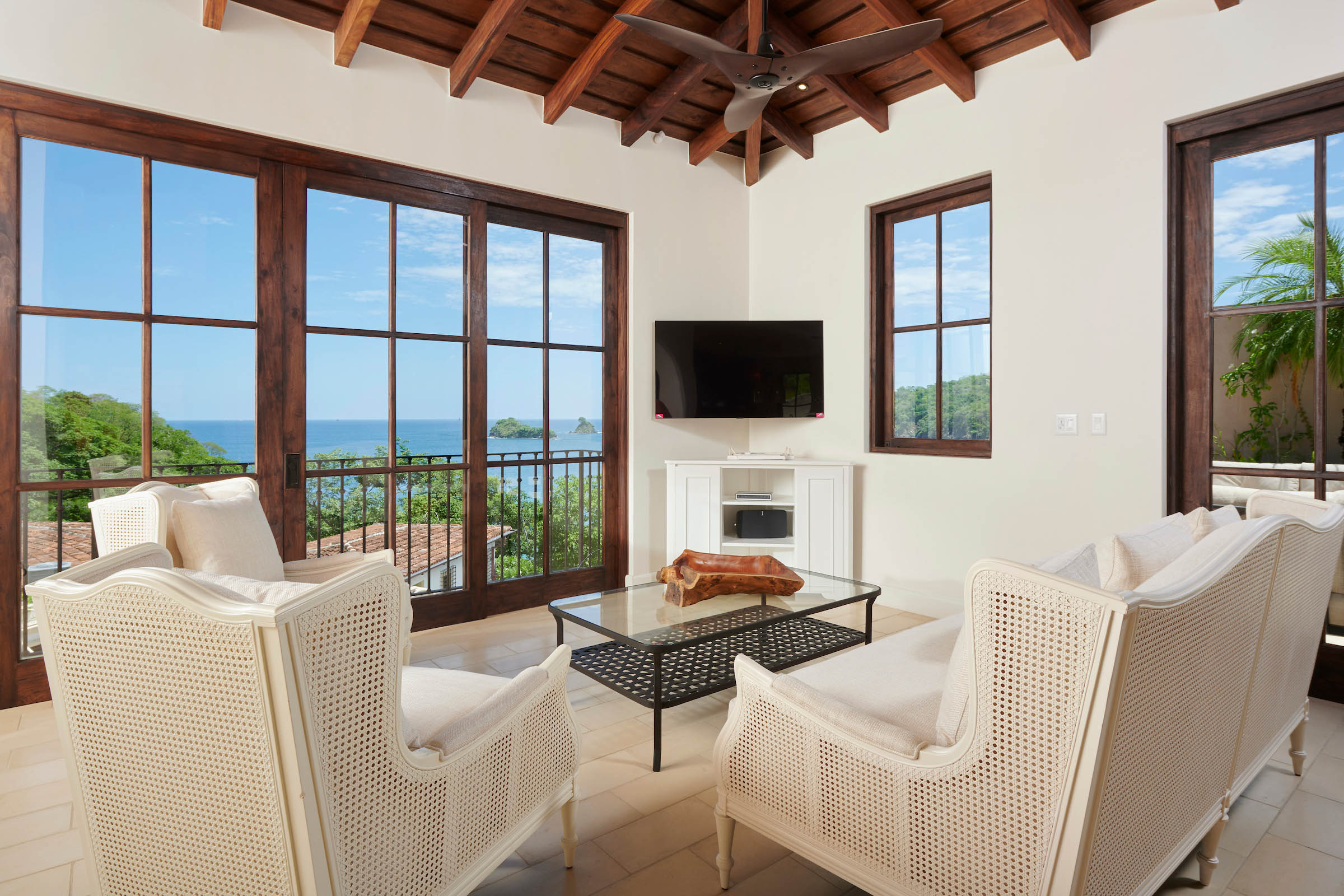 Property Image 1 - Incredible Villa with Sauna, Pool, Balcony and Ocean Views