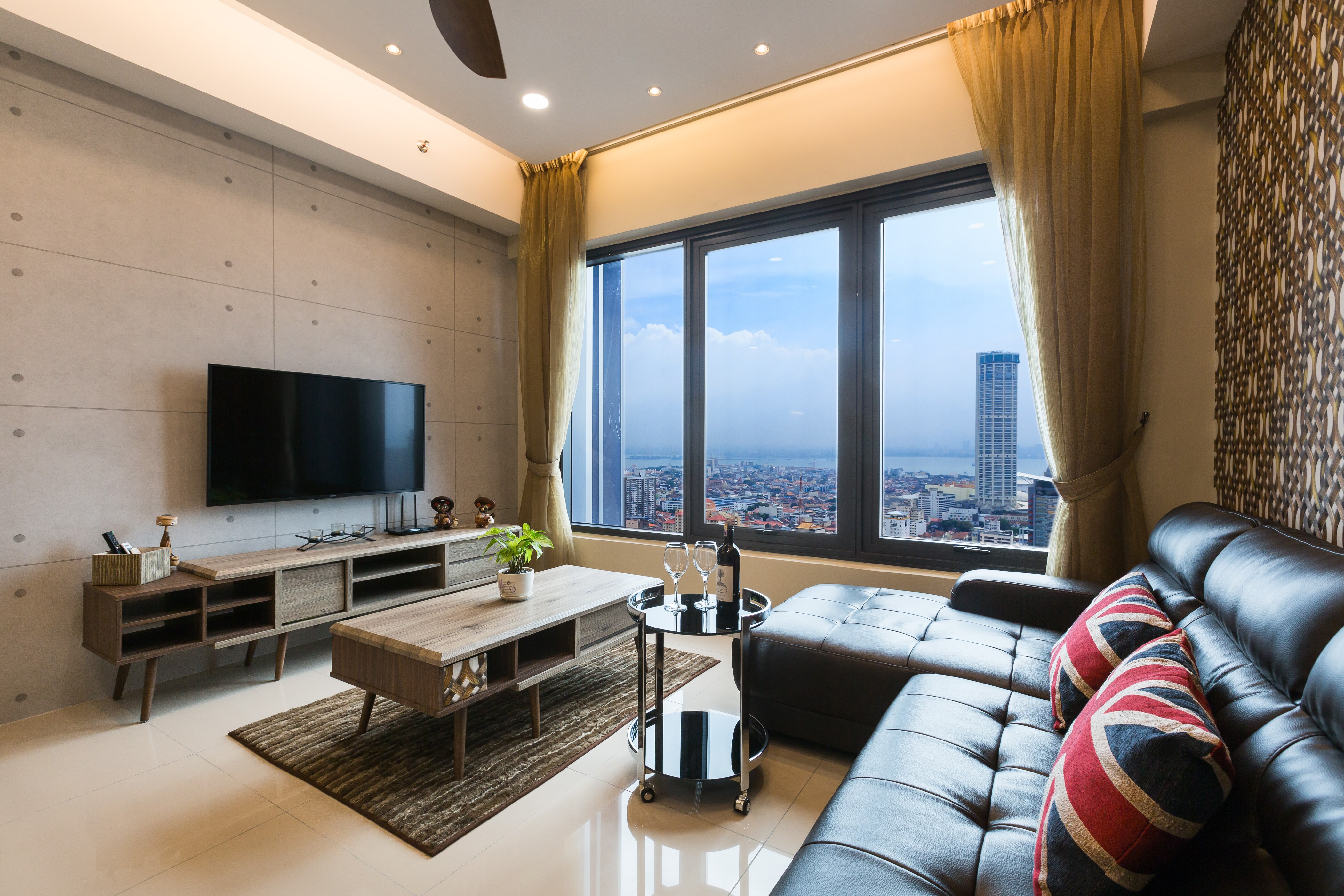 Property Image 1 - Exquisite 2 Bedroom Apartment with Iconic Komtar and Sea Views 