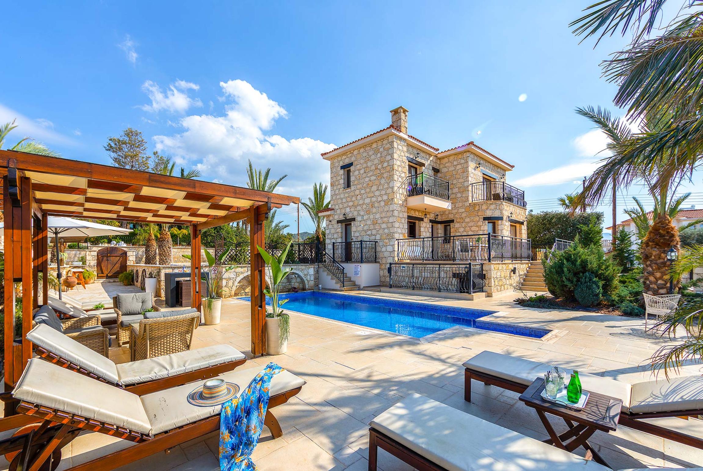 Property Image 1 - Stunning villa with pool overlooking sea views