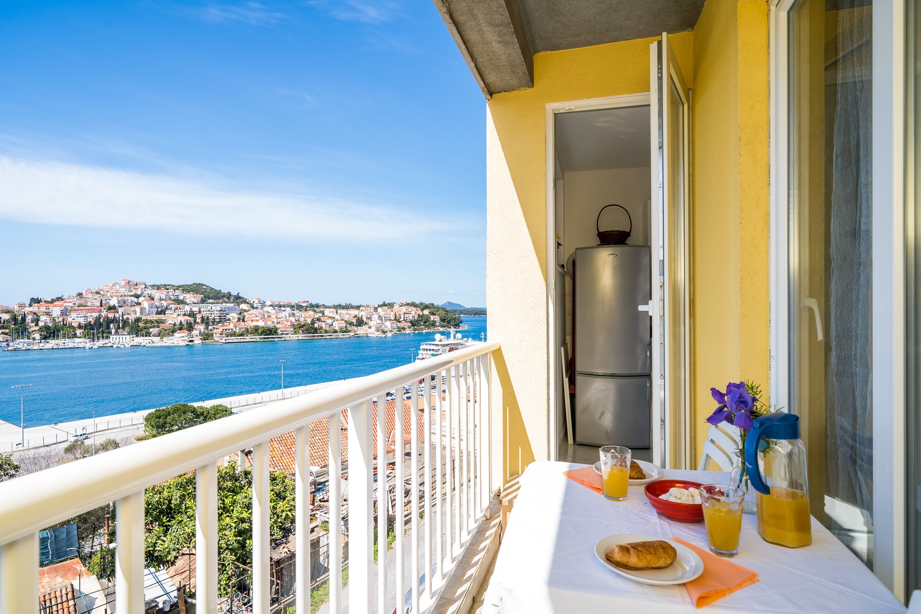 Property Image 2 - Bright Lovely Apartment with Balcony and Sea Views