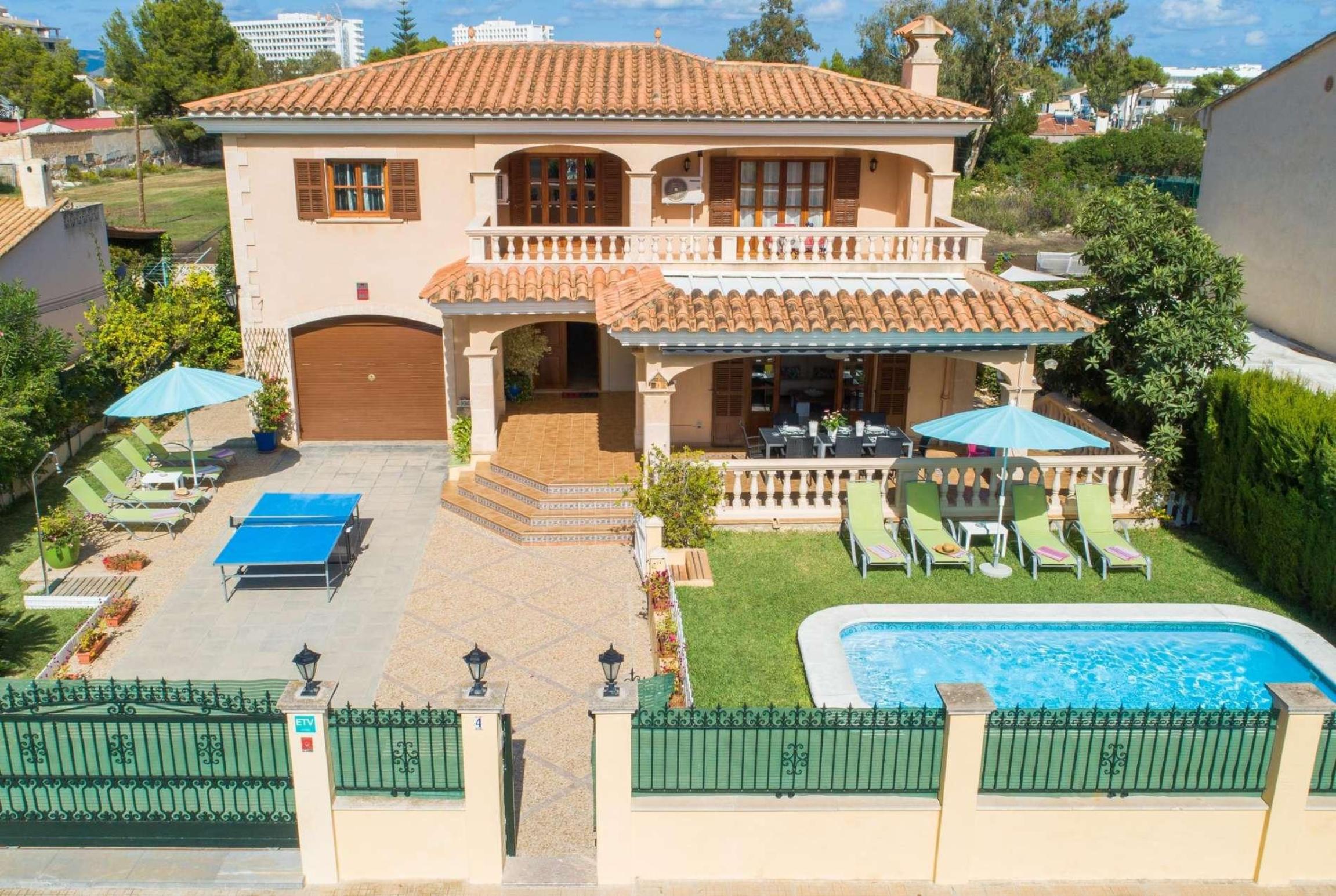 Property Image 1 - Centrally located villa with pool