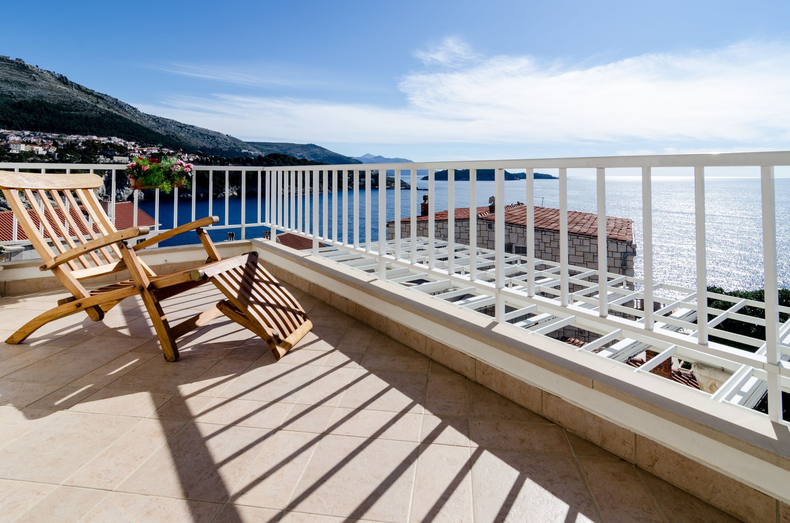 Property Image 1 - Traditional Apartment with Balcony and Sea View