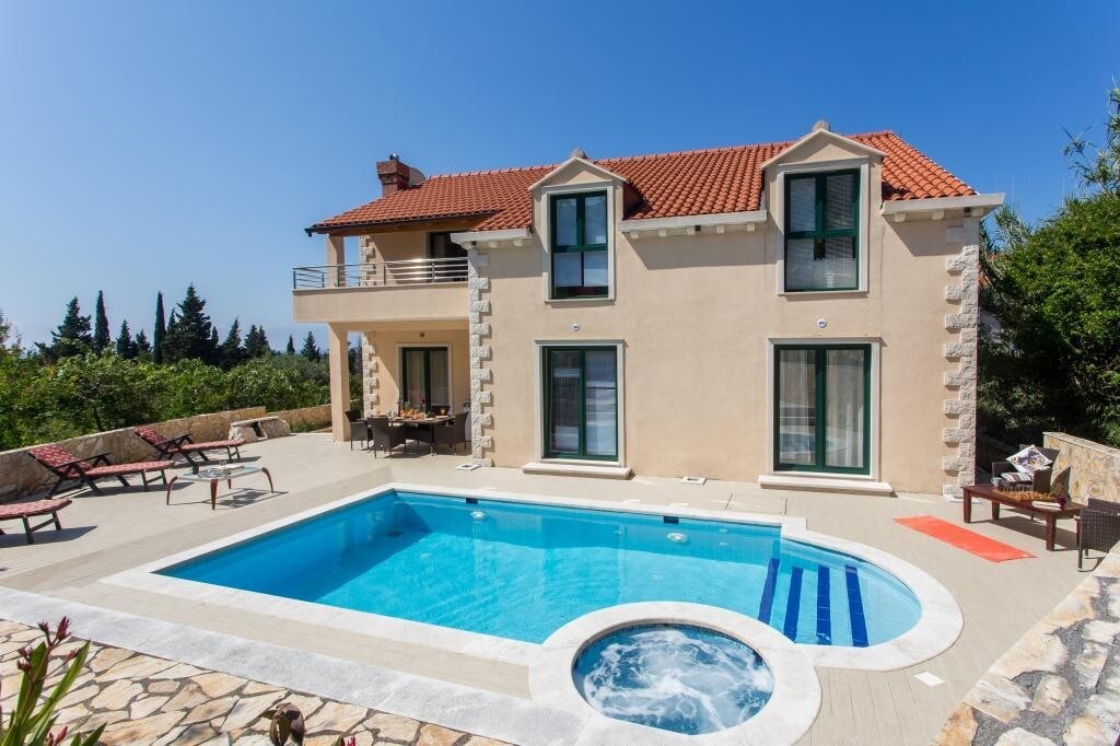 Property Image 1 - Villa Avoca - Four Bedroom Apartment with Two Balconies and Swimming Pool