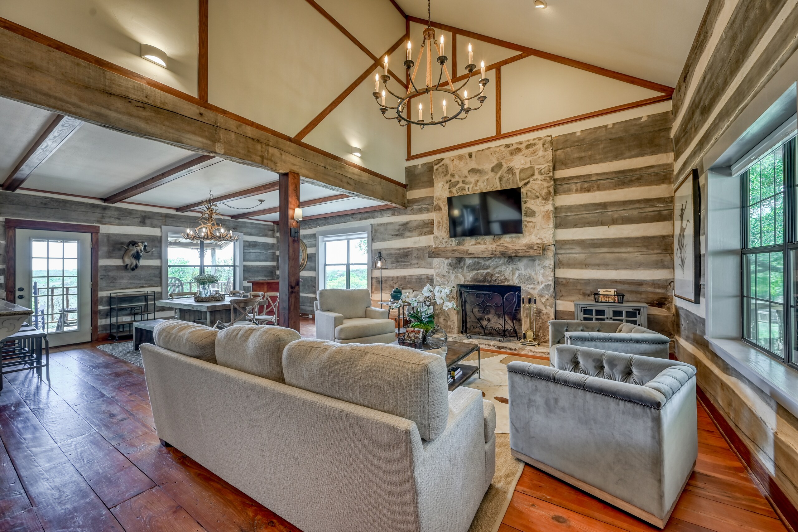 Property Image 1 - Luxury 23-AC Ranch with Hot Tub and Fire Pit!