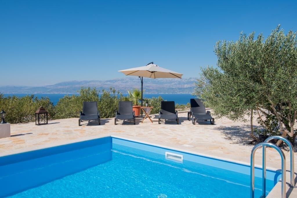Property Image 2 - Two-Bedroom Holiday Home with Private Pool and Terrace