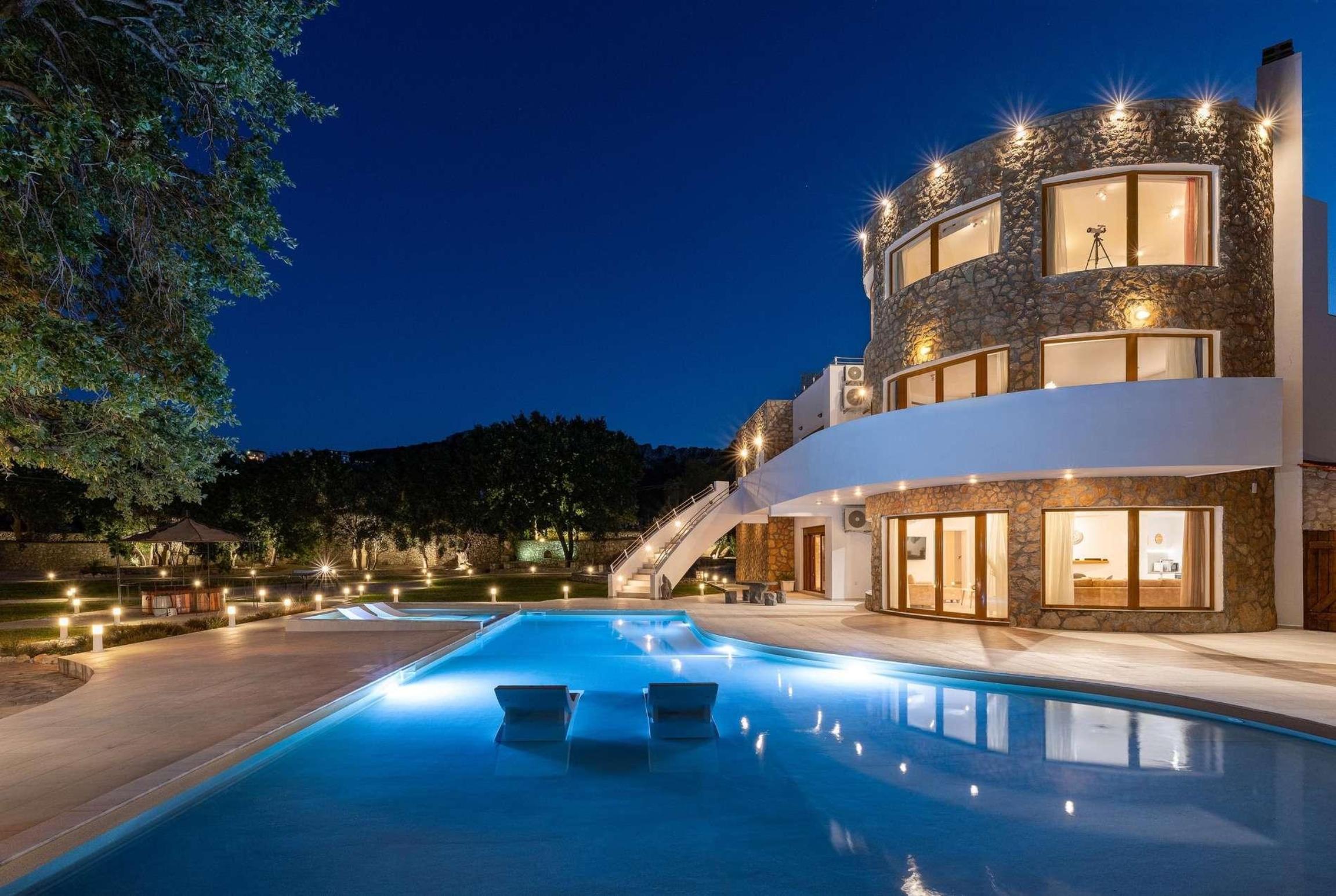 Property Image 1 - Amazing 6 bed luxury villa with splendid grounds
