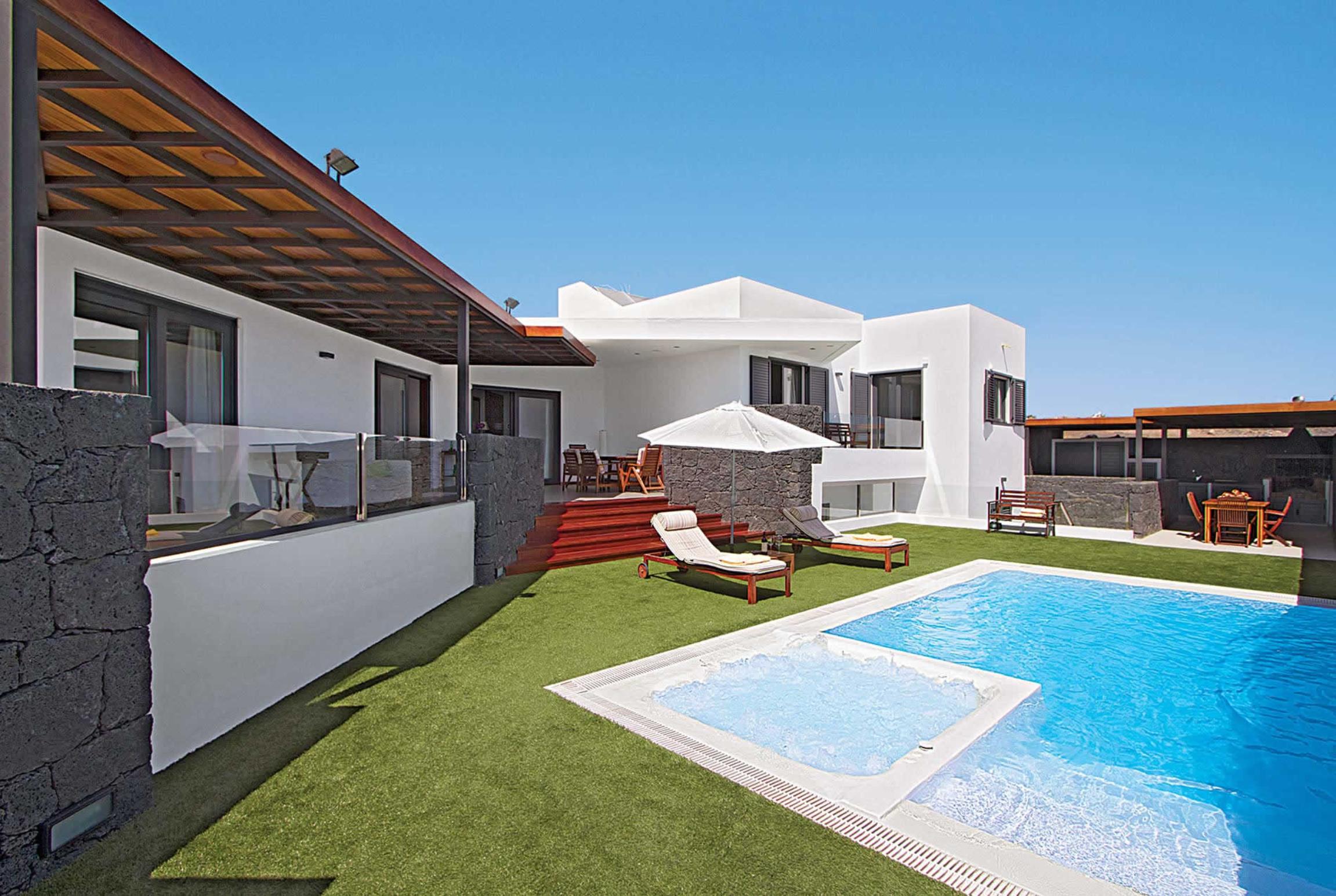 Property Image 1 - Tranquil Sophisticated Villa in Puerto Calero’s Marina
