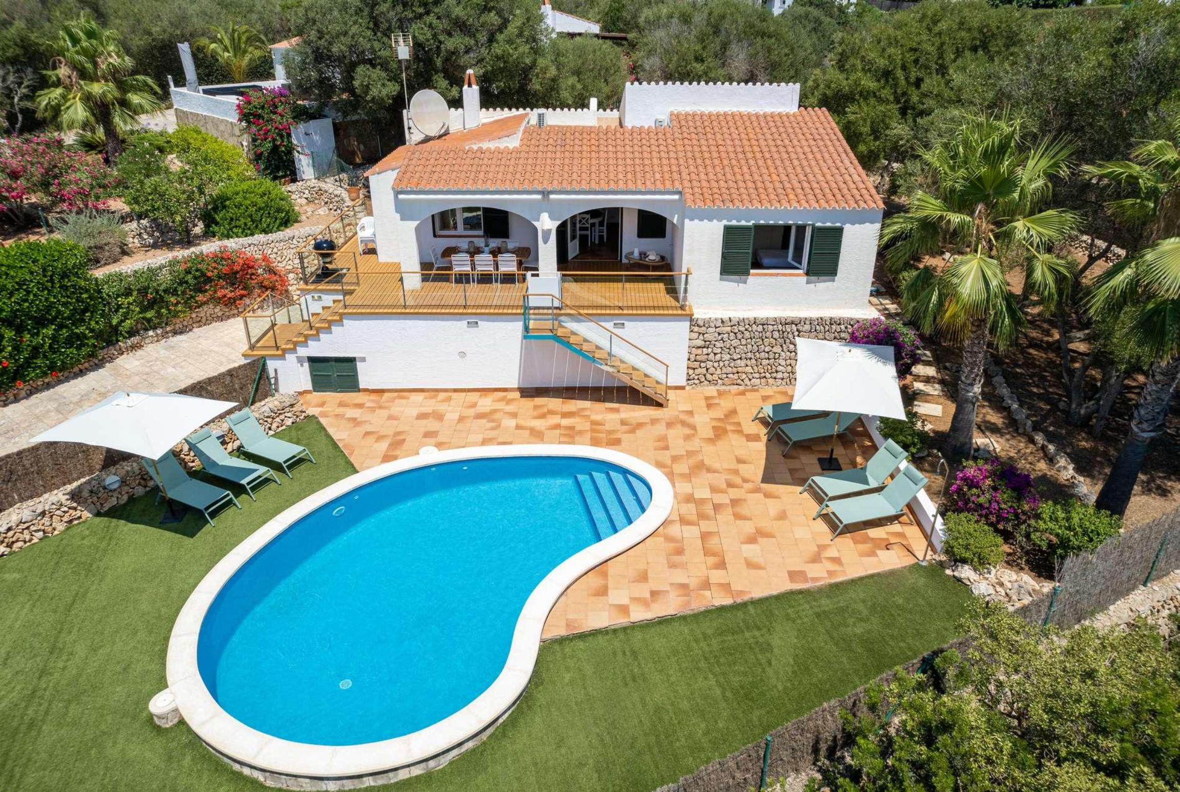 Property Image 1 - Villa with lush gardens and pool, close to the sea