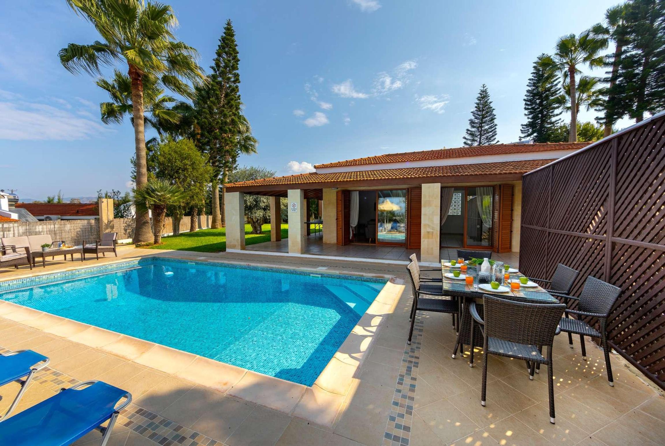 Property Image 1 - Airy villa with private pool, close to the shops